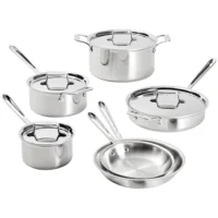 Juego de batería de cocina All-Clad D5 de 10 piezas fabricada en acero inoxidable cepillado brillante sobre un fondo blanco.