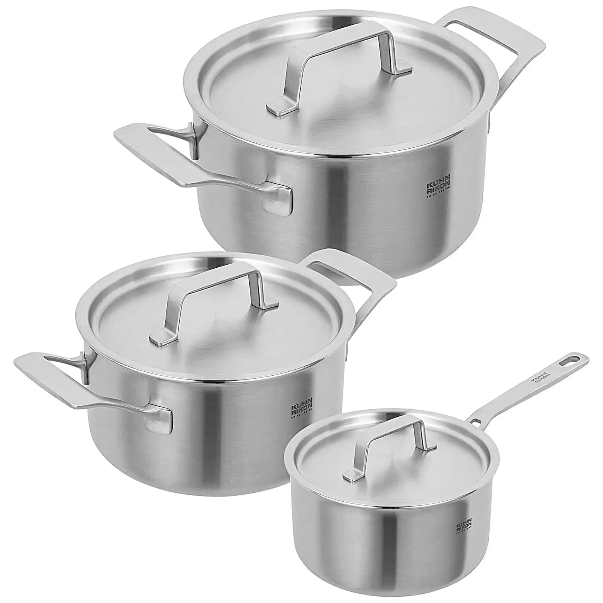 Juego de ollas de acero inoxidable de 3 piezas Kuhn Rikon Culinary Fiveply expuesto sobre fondo blanco, que incluye dos ollas con asas laterales y tapas, más un cazo pequeño con mango largo y tapa.