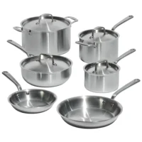 Juego de ollas y sartenes de acero inoxidable de 10 piezas Made In, distribuidas ordenadamente sobre un fondo blanco limpio, mostrando el brillo metálico y los mangos ergonómicos de cada pieza.
