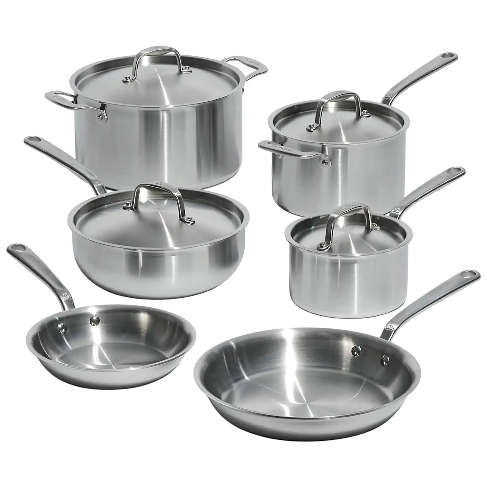 Juego de ollas y sartenes de acero inoxidable de 10 piezas Made In, distribuidas ordenadamente sobre un fondo blanco limpio, mostrando el brillo metálico y los mangos ergonómicos de cada pieza.