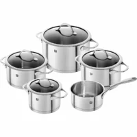 Batería de cocina de acero inoxidable Zwilling Essence de 9 piezas con ollas y cazo sobre fondo blanco.
