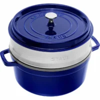 Cacerola Cocotte Staub de 26 cm azul oscuro brillante armada con accesorio de vaporera y tapa.
