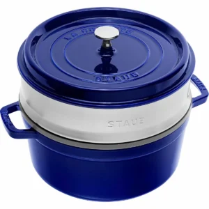Cacerola Cocotte Staub de 26 cm azul oscuro brillante armada con accesorio de vaporera y tapa.
