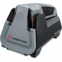 Afilador de cuchillos eléctrico Wüsthof de color negro y gris con el logotipo de la marca grabado en el frontal, diseñado con guías de afilado integradas sobre un fondo blanco.