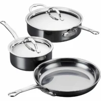 Juego de ollas y sartenes Hestan NanoBond de 5 piezas en titanio molecular y acero inoxidable sobre fondo blanco.