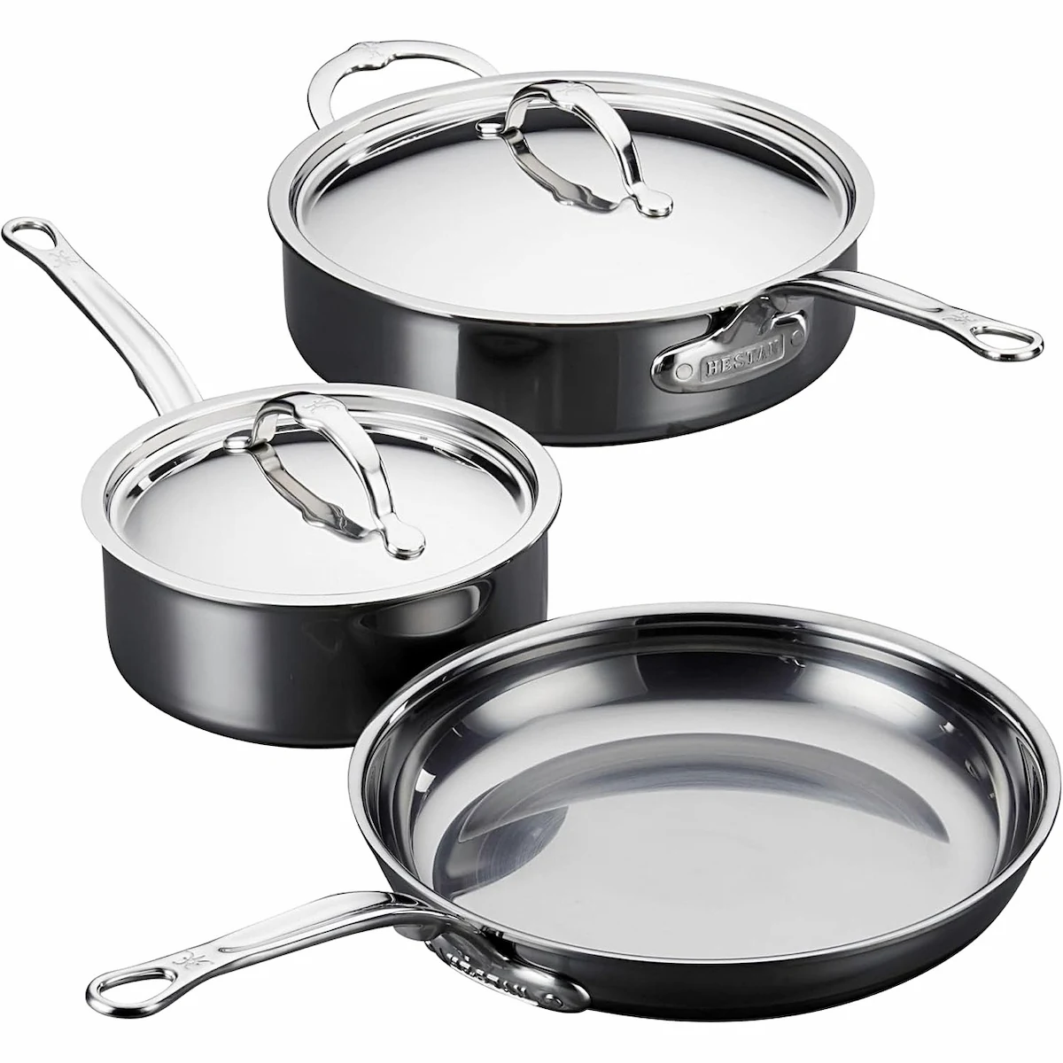 Juego de ollas y sartenes Hestan NanoBond de 5 piezas en titanio molecular y acero inoxidable sobre fondo blanco.