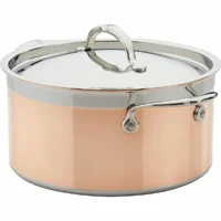 Olla de cobre Hestan CopperBond de 6 cuartos con tapa de acero inoxidable sobre un fondo blanco.