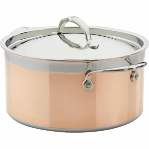 Olla de cobre Hestan CopperBond de 6 cuartos con tapa de acero inoxidable sobre un fondo blanco.