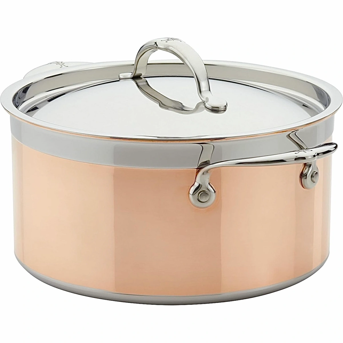 Olla de cobre Hestan CopperBond de 6 cuartos con tapa de acero inoxidable sobre un fondo blanco.
