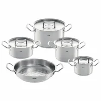 Juego de ollas de acero inoxidable de 5 piezas Fissler Original-Profi Collection expuesto sobre fondo blanco, que incluye cuatro ollas con tapa de diferentes tamaños y una sartén honda sin tapa.