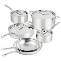 Juego de utensilios de cocina Hestan ProBond Luxe de 10 piezas en acero inoxidable brillante con tapas y mangos remachados sobre fondo blanco.