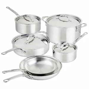 Juego de utensilios de cocina Hestan ProBond Luxe de 10 piezas en acero inoxidable brillante con tapas y mangos remachados sobre fondo blanco.