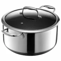 Olla híbrida de acero inoxidable HexClad de 28 cm y 8 cuartos con tapa de vidrio templado sobre fondo blanco.