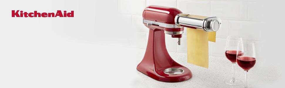 Banner de marca KitchenAid con logotipo batidora roja preparando pasta artesanal y dos copas de vino.