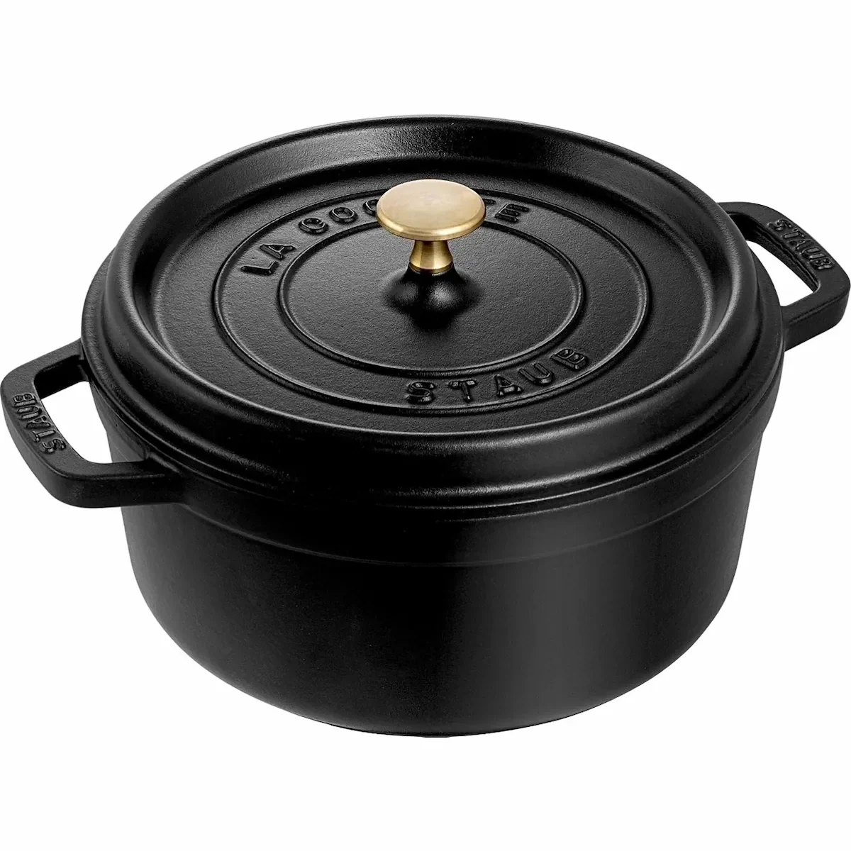 Olla cocotte redonda de hierro fundido negro Staub de 24 cm con asas laterales y pomo dorado sobre fondo blanco.